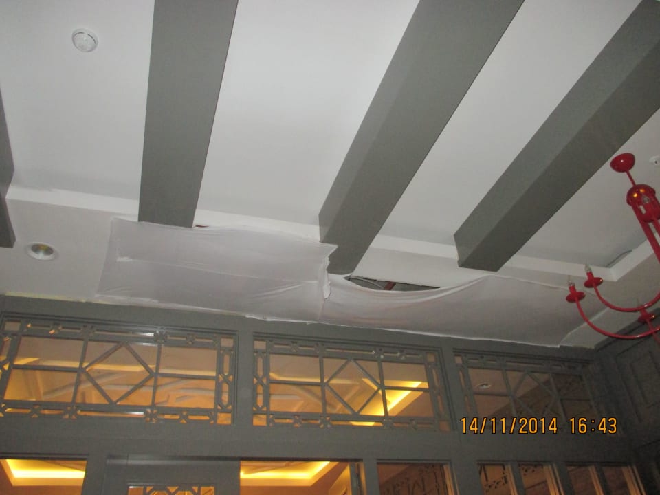 Decke mit Tischdecke nach Wassereinbruch angetacke Port Nature Luxury Resort & Spa