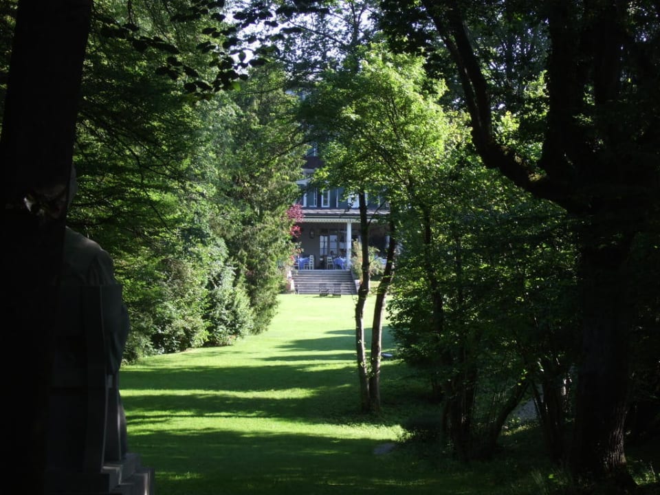 Blick vom Garten aufs Hotel Golfhotel Kaiserin Elisabeth