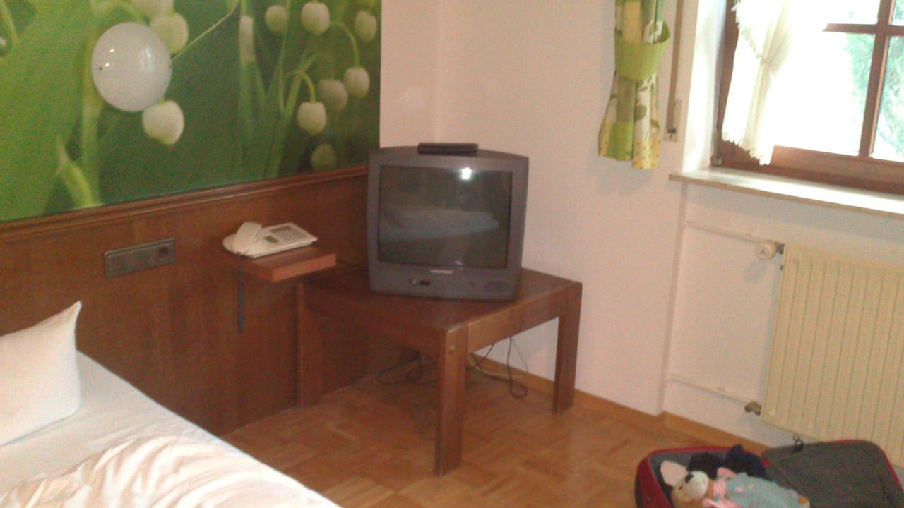 Bett und Fernseher Hotel Zur Kanne