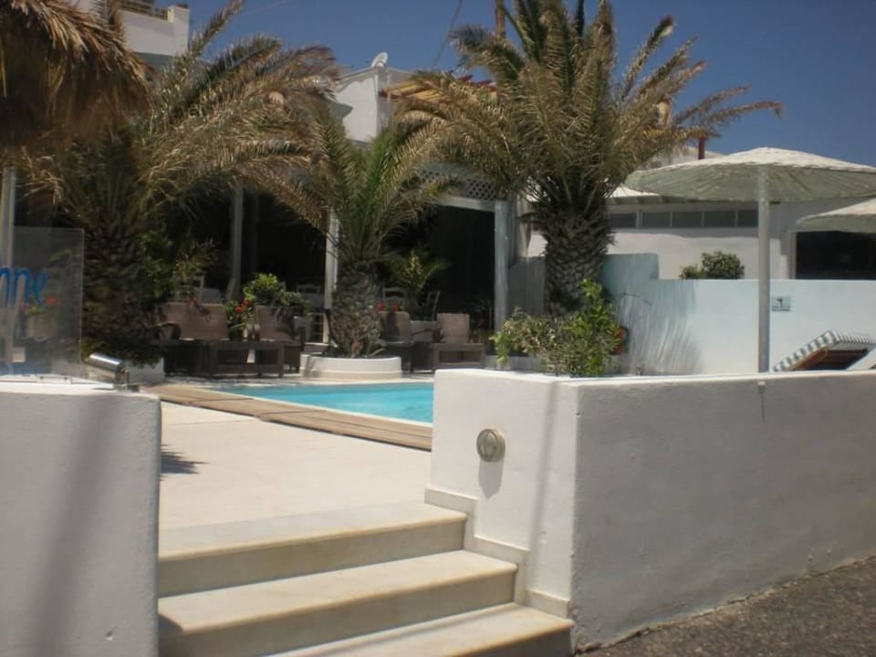 Der Eingang und der Pool Hotel Alesahne