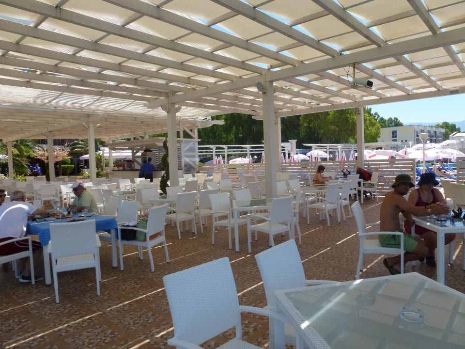 Überdachtes Außenrestaurant Hotel Paradise Beach