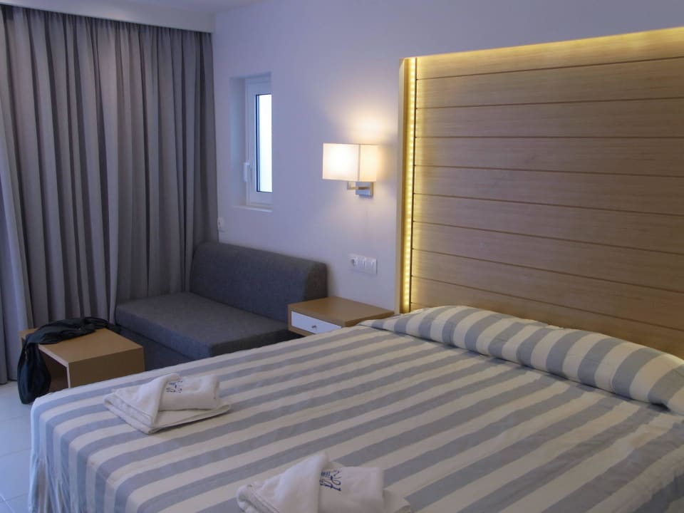 Das hell und freundlich eingerichtete Zimmer HARPIN Happy Days Beach Hotel