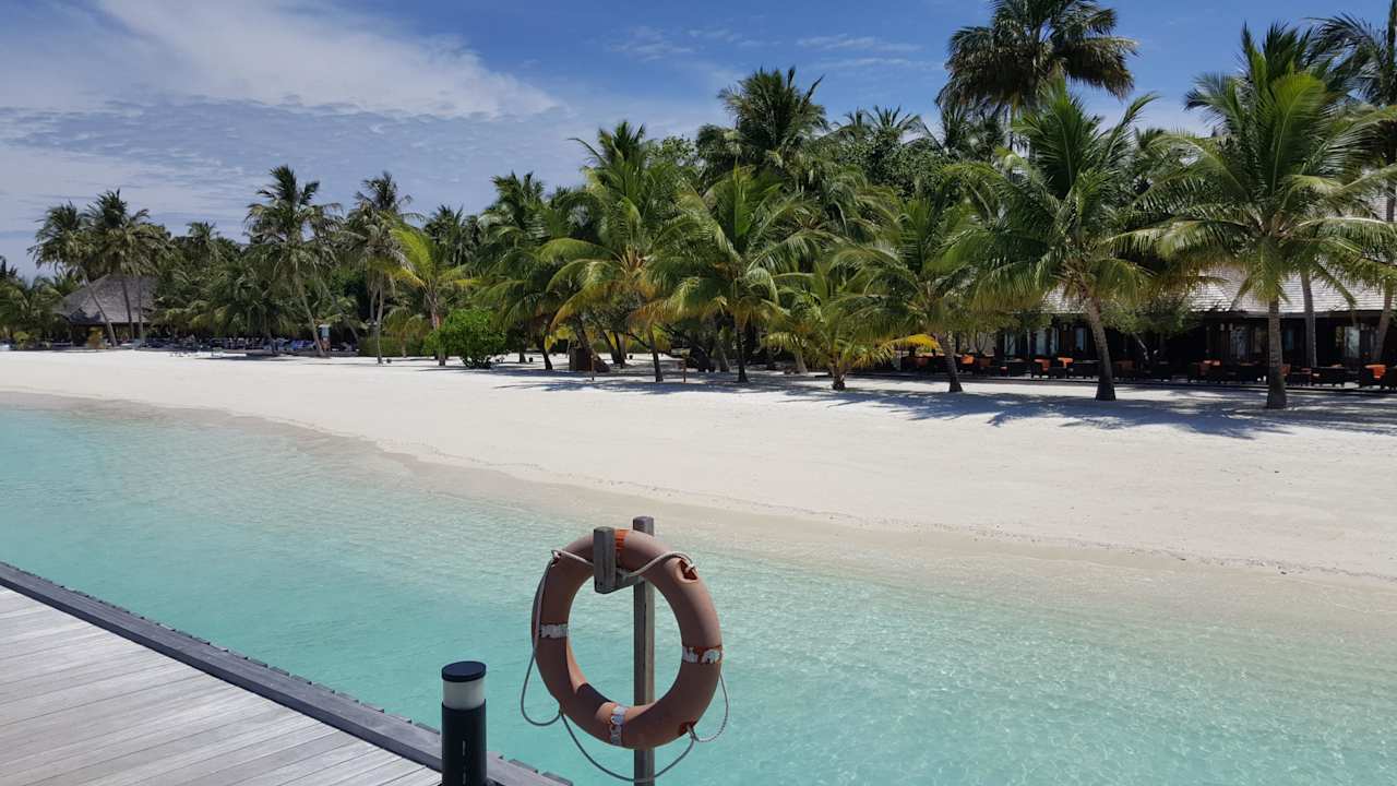 Strand vom Steg Meeru Maldives Resort Island