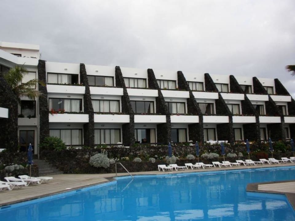 Blick auf Rückseite und Pool Caloura Hotel Resort