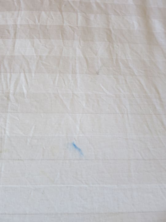 Drecke "frische" Bettwäsche  Three Corners Sea Beach Resort