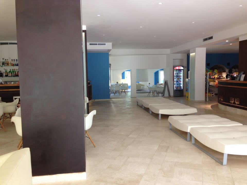 Mit Einkaufsmöglichkeit im Hintergrund Tirreno Resort