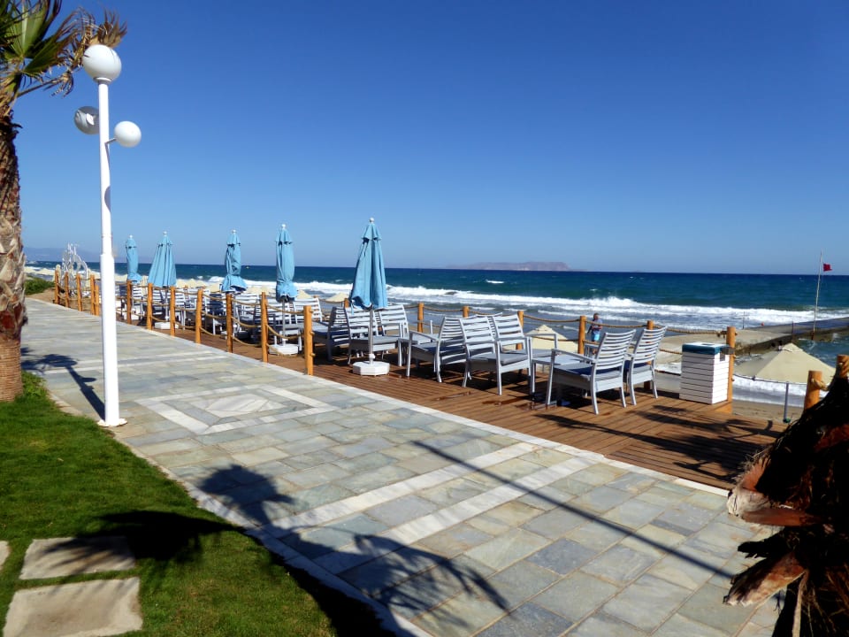 Sitzgelegenheiten bei der Strandbar Lyttos Beach Hotel