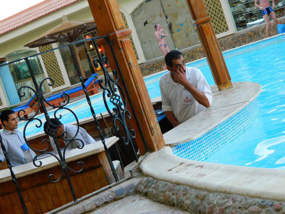 Бармен у бассейна, очень приятный молодой человек Riviera Aqua Park Resort