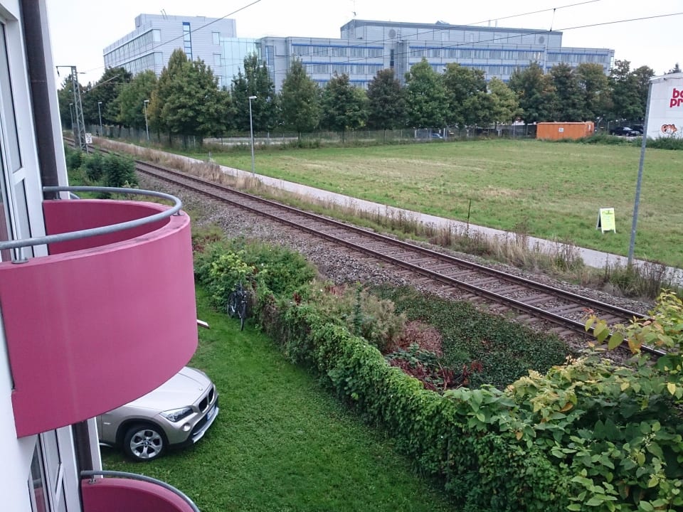 Der Zug donnert fast durchs Zimmer! Andante Hotel Erding