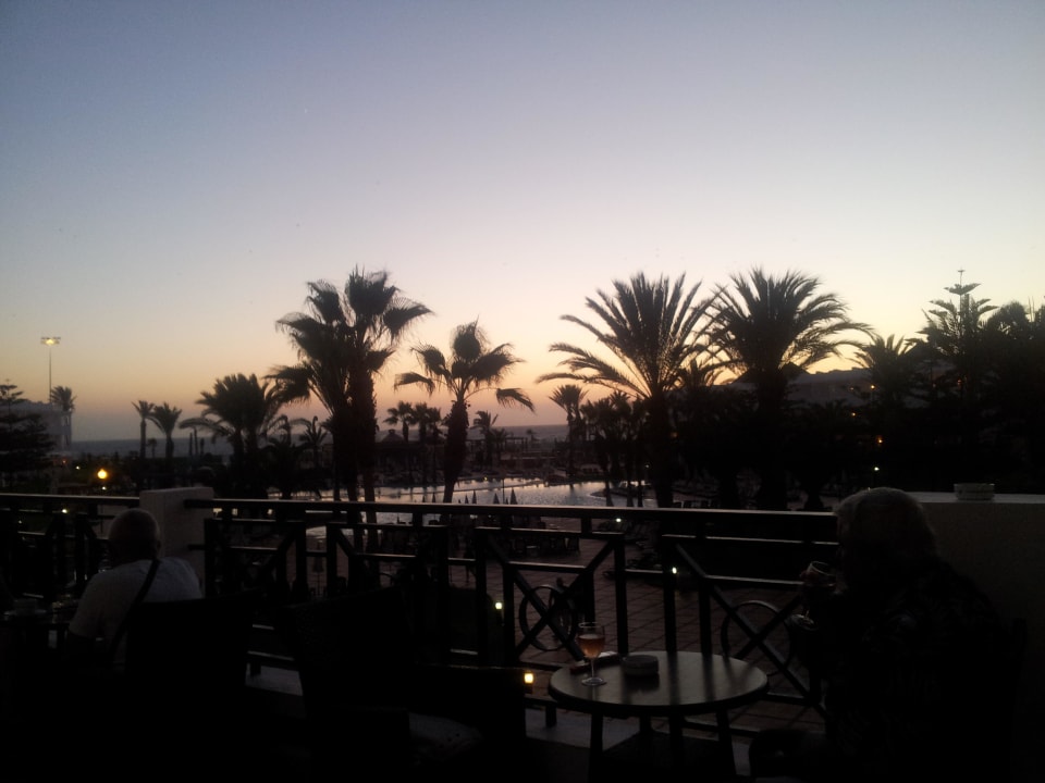 Die Poolanlage bei Sonnenuntergang Iberostar Waves Founty Beach