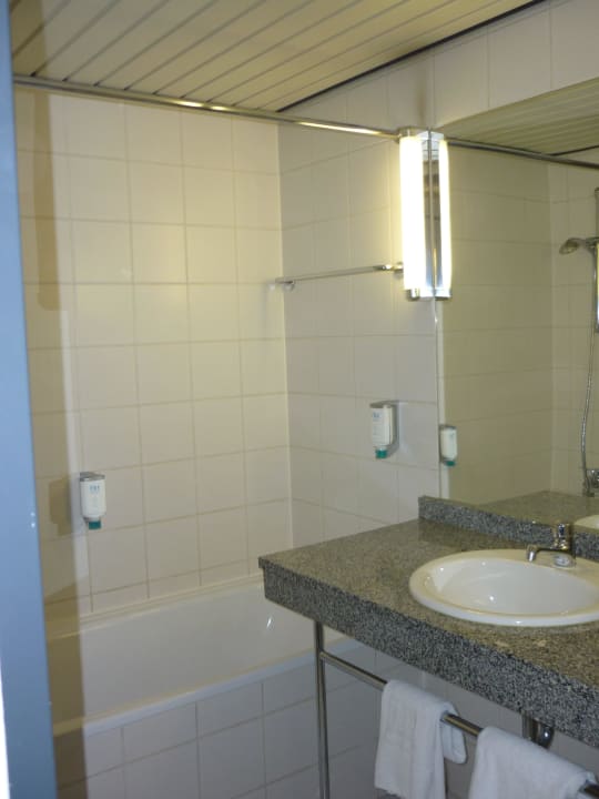 Badewanne und Waschtisch NH Dresden Neustadt