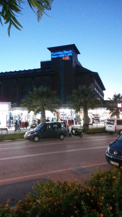 Hotel von der Strassenseite gesehen Sunis Kumköy Beach Resort Hotel & Spa