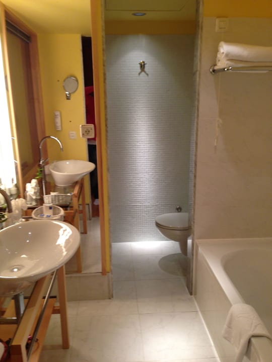 Bathroom - shower and tub Falkensteiner Hotel Adriana