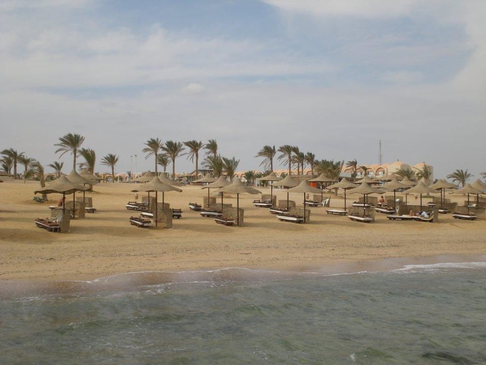 Liegen am Strand Three Corners Sea Beach Resort