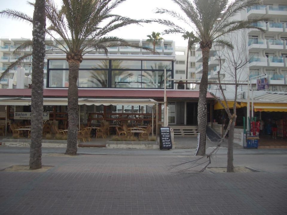 Blick von der Promenade auf das Hotel Iberostar Waves Bahia de Palma