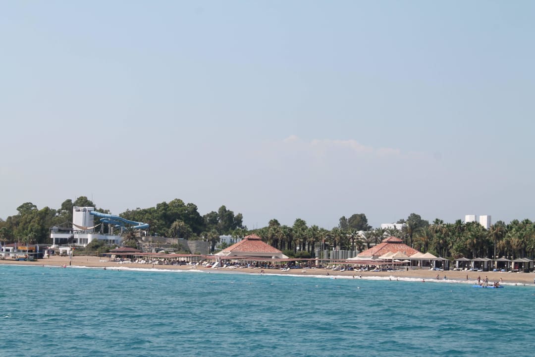 Der Hotel eigene Strand aus vom Wasser aus gesehen Marvida Family Eco