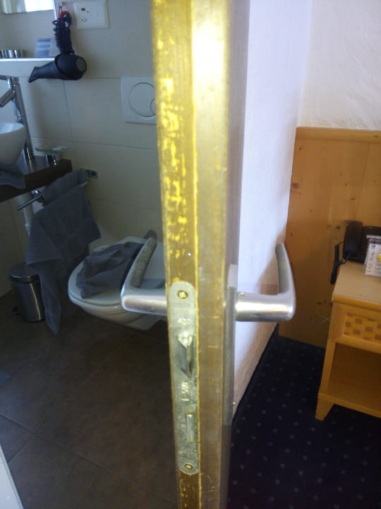 Die abgegrabbelte Badezimmertür Jungfrau Lodge, Swiss Mountain Hotel