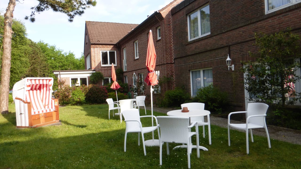 Sitzmöglichkeit im Garten Dünenhotel Eulenhof