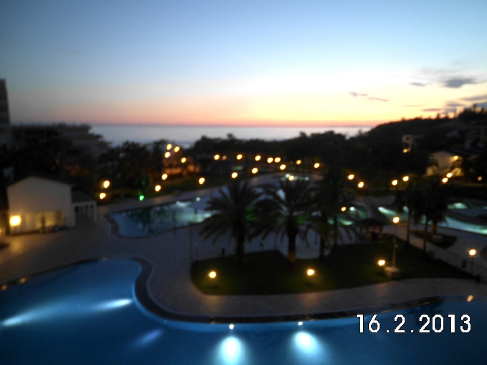 Nächtlicher Blick über die Poollandschaft Arum Barut Collection