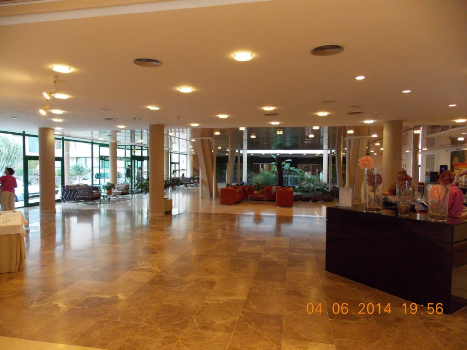 Im Hintergrund der Lobbyteich Dreams Lanzarote Playa Dorada Resort & Spa