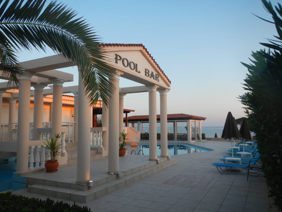 Poolbereich Caretta Beach Hotel