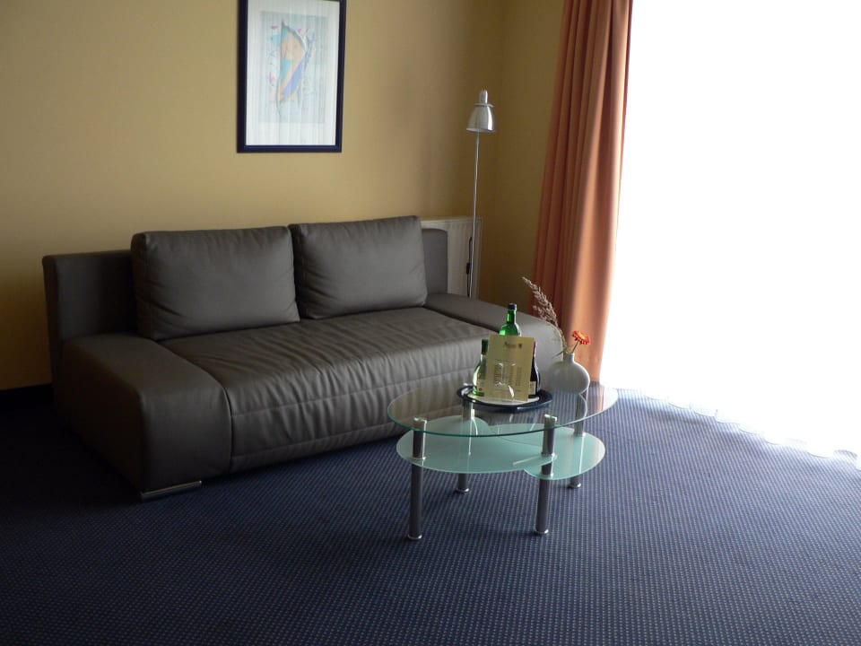 Gemütliche Couch mit Tisch Hotel Asgard
