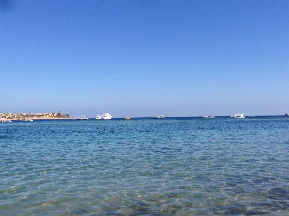 Blick vom Strand auf das Meer Jaz Makadi Oasis Resort