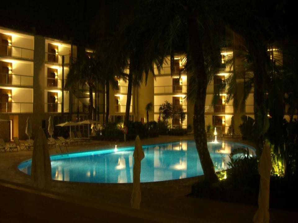 Pool im Innenhof Las Gaviotas Suites Hotel