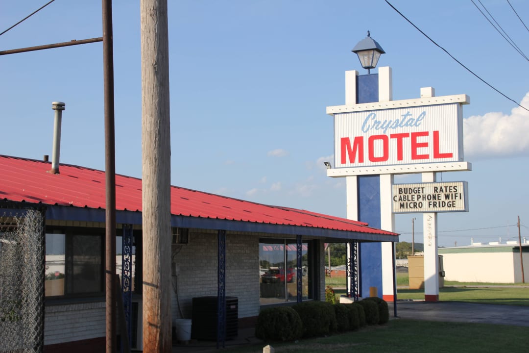 ..von der Straße aus.. Crystal Motel