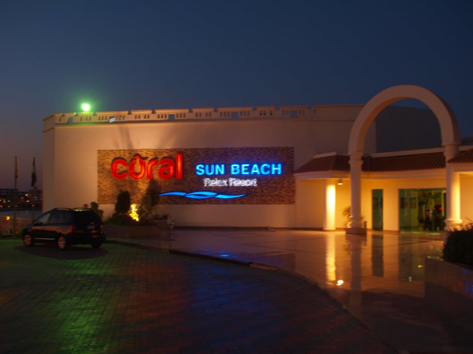 Eingang bei Nacht Coral Sun Beach