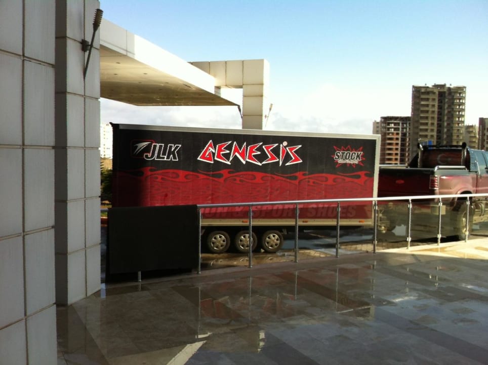 Truck der die ganzen Schuhe brachte zur MESSE Saturn Palace Resort Hotel