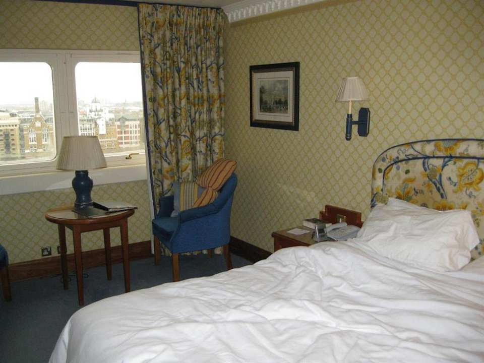 Zimmeransicht vom Eingang aus The Tower - A Guoman Hotel