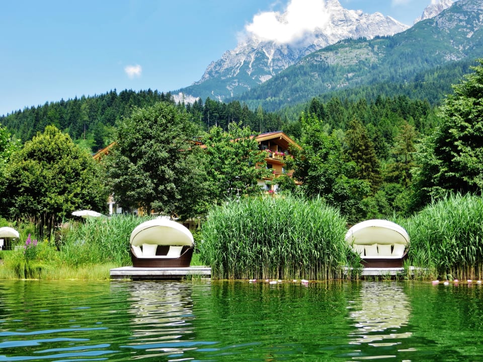 Bio- Badesee mit Loungemuscheln Naturhotel Forsthofgut