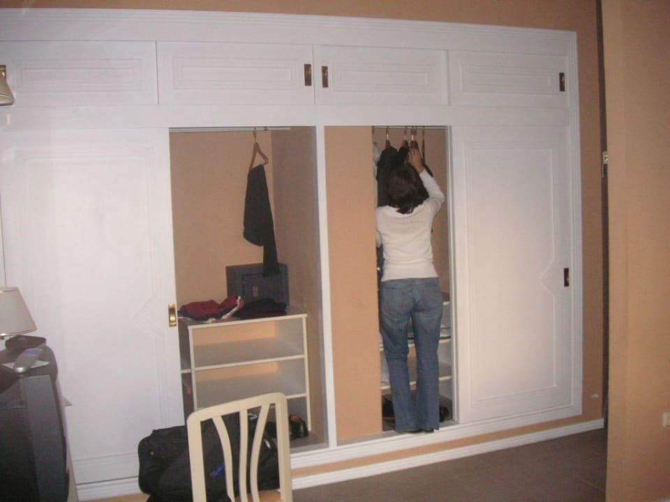 Geräumige Schränke in Zimmer 227 Melia La Palma Hotel