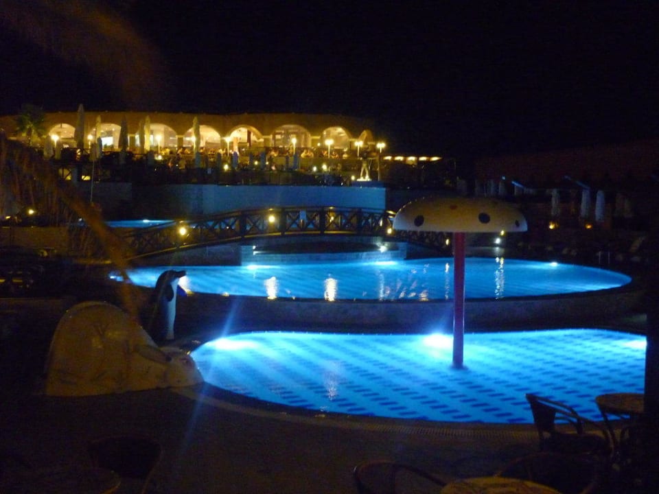 Horizon Pool & Athena Restaurant bei Nacht Hotel Kalithea Horizon Royal