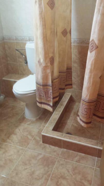 Zu kurzer Duschvorhang Hotel Holiday Park