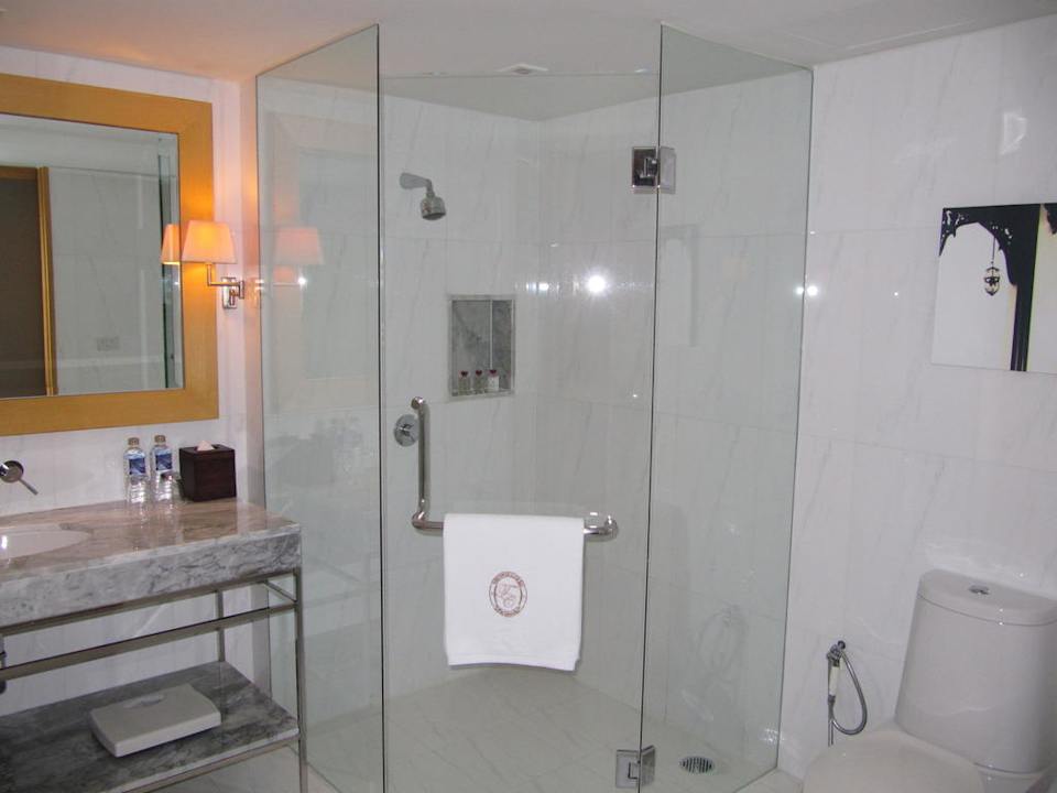 Badezimmer - große Dusche Hotel Lebua At State Tower