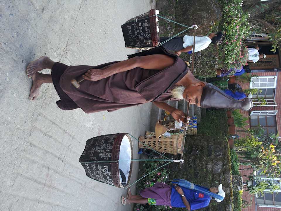 Vor dem Hoteleingang Mountain Top Hotel