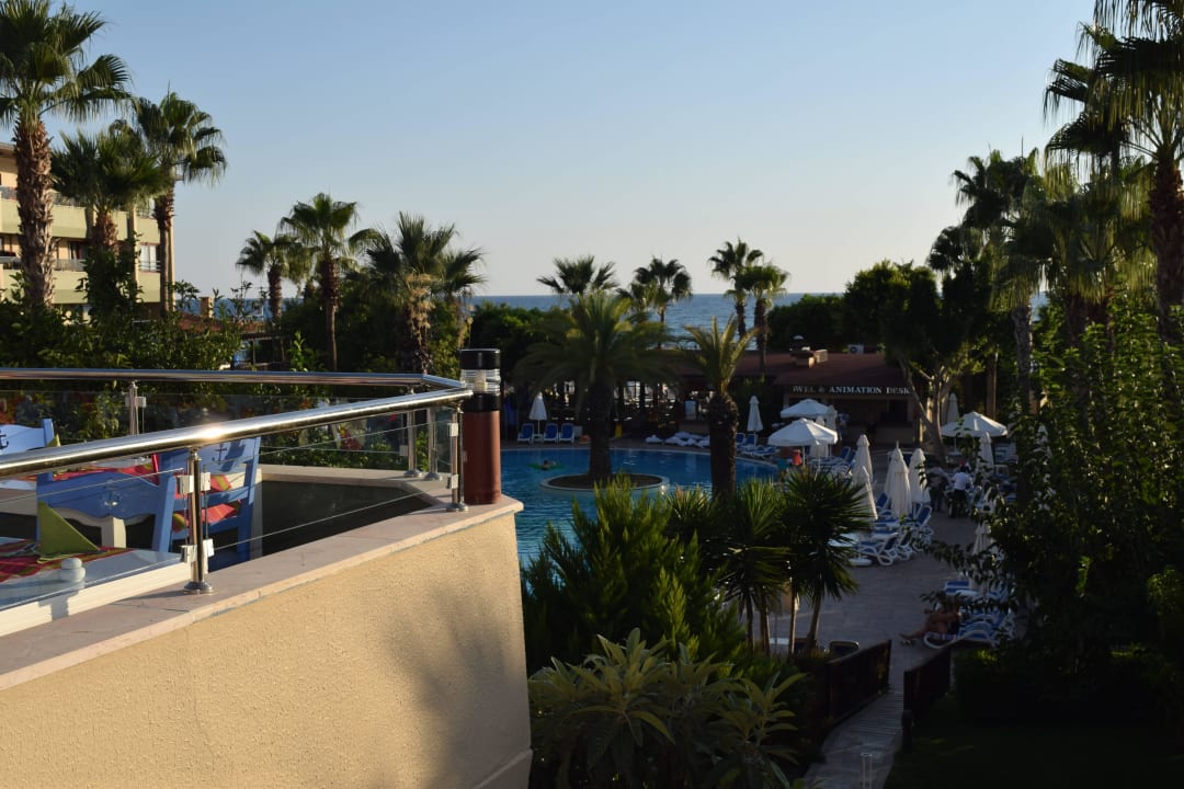 Blick von der Terrasse in den Garten Hotel Grand Side