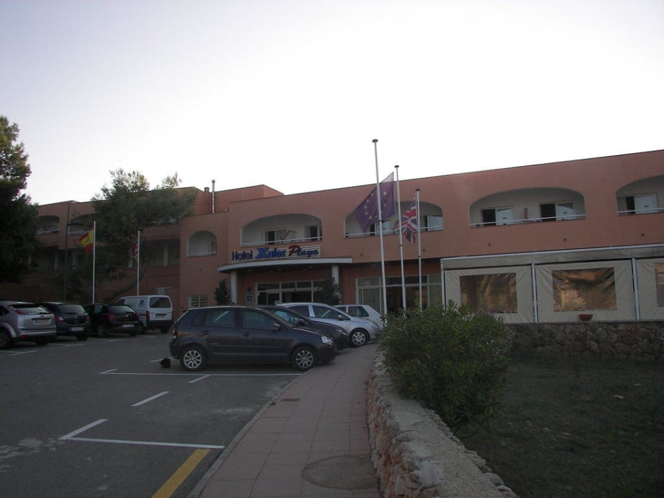 Eingangsbereich mit Parkplatz Hotel Xaloc Playa