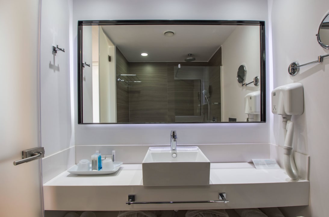 Bathroom Crystal Springs Beach Hotel