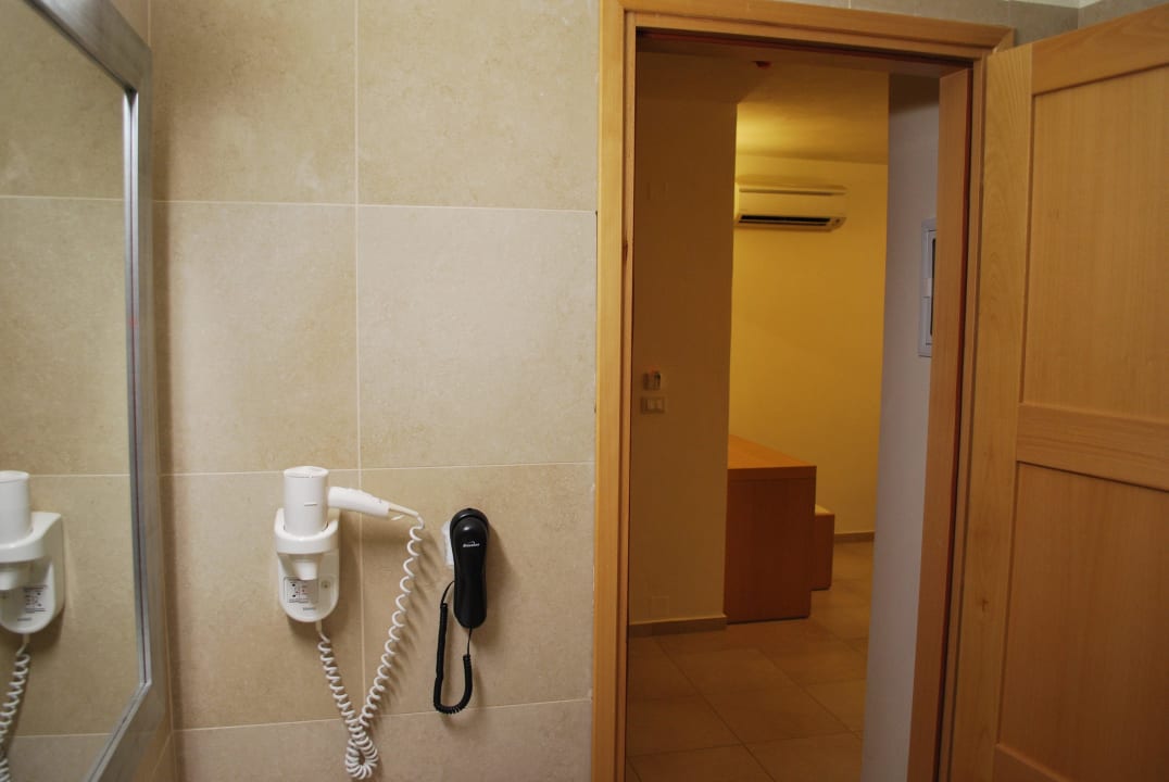 Suszarka do włosów i telefon w łazience. Ariadne Beach Hotel