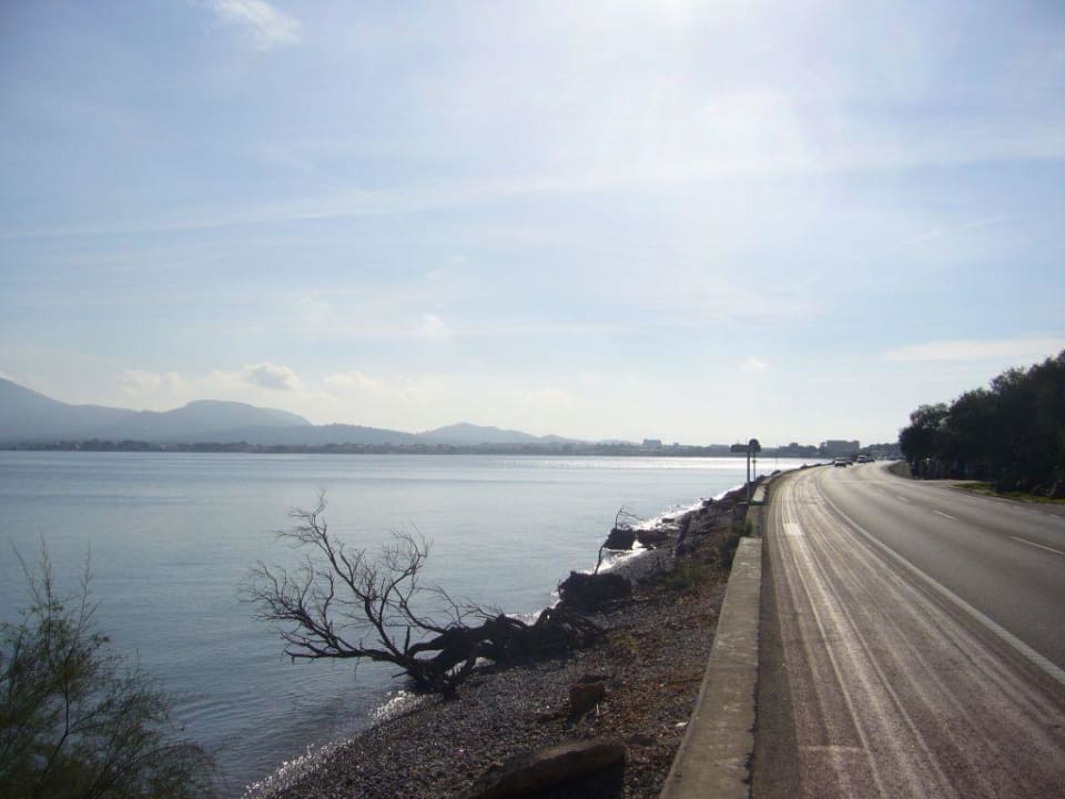 Straße vor Hotelanlage  PortBlue Club Pollentia Resort & Spa