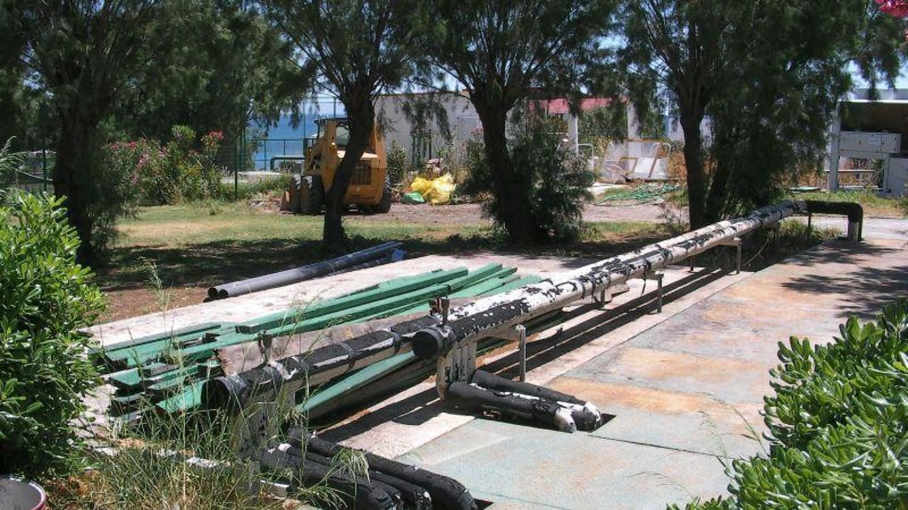 Rohrleitungenn neben dem Tennisplatz Hotel Calypso Beach