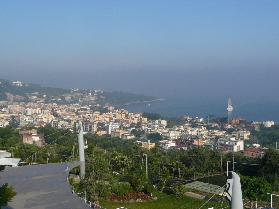 Blick auf Sorrent und Kreuzfahrtschiff Art Hotel Gran Paradiso