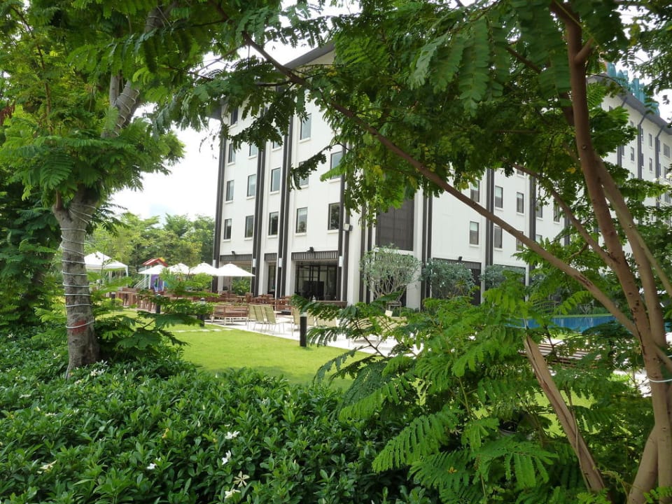 Blick auf die Terrasse ibis Hotel Bangkok Riverside