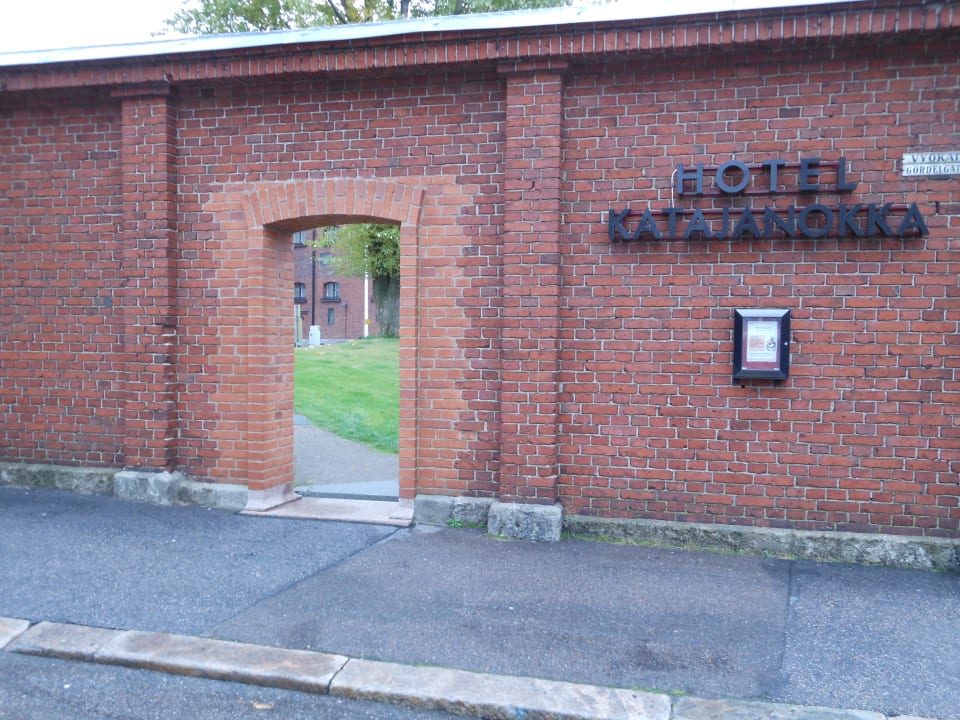 Gefängnismauer des Hotels Clarion Collection Hotel Katajanokka