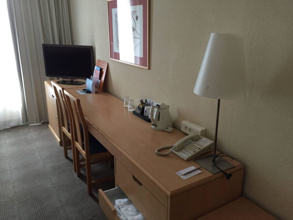 Schreibtisch und TV Hotel Novotel Ieper Centrum