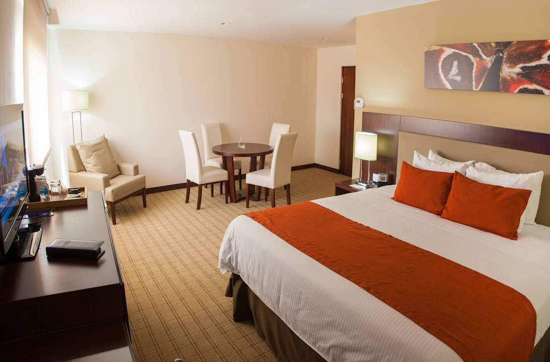 King Bed Jr. Suite Wyndham Garden Hotel San Jose Escazu