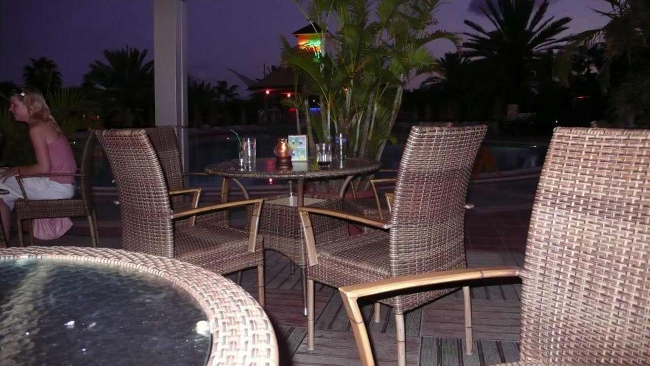 19.00 Uhr. Der Tisch war um 7.00 Uhr abgewischt Insula Resort & Spa